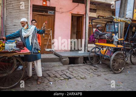 Vrindavan, Indien - 12. März 2017: Straßen während des Holi-Festivals in Vrindavan, Indien. Stockfoto