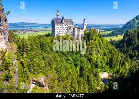 Schloss Neuschwanstein bei Füssen, Bayern, Deutschland. Dieses Märchenschloss ist ein berühmtes Wahrzeichen Deutschlands. Schöne Landschaft mit Bergen und Neu Stockfoto