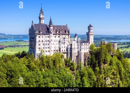 Schloss Neuschwanstein in München-Umgebung, Deutschland. Neuschwanstein ist ein Wahrzeichen der bayerischen Alpen. Landschaft mit Wald und Märchenburg. Sce Stockfoto