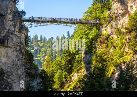 Deutschland - 23. Juli 2019: Marienbrücke oder Königinbrücke in Berg bei Schloss Neuschwanstein, Bayern. Alpenpanorama von Schlucht und Hochbridg Stockfoto