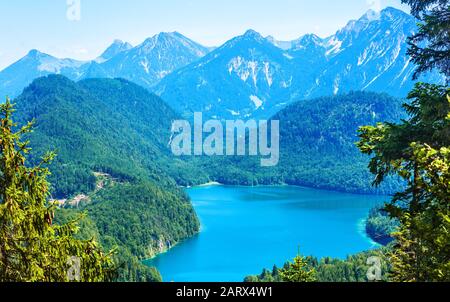 Landschaft der Alpenberge, Deutschland. Panoramasicht auf die Natur von oben. Perfekte Landschaft mit Alpsee im Sommer. Schöne Landschaft von Stockfoto