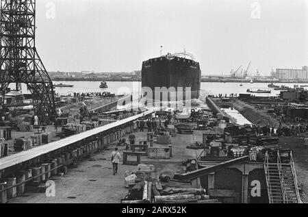 Tewaterlating größter Tanker in Amsterdam bei NSDM 56.500 Tonnen Datum: 1. September 1963 Standort: Amsterdam, Noord-Holland Schlüsselwörter: Tewaterlatingen, Tanker Stockfoto