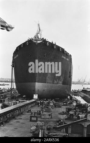 Tewaterlating größter Tanker in Amsterdam bei NSDM 56.500 Tonnen Datum: 1. September 1963 Standort: Amsterdam, Noord-Holland Schlüsselwörter: Tewaterlatingen, Tanker Stockfoto