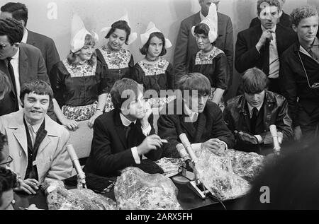 Die Beatles während einer Pressekonferenz in Schiphol, kurz nach ihrer Ankunft in den Niederlanden. Stockfoto