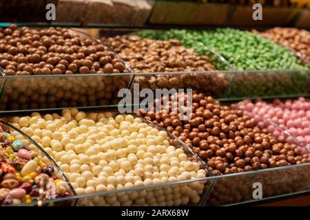 Süßigkeiten verschiedener Typen und Farben. Vor dem Laden fotografiert. Foto wurde in der Türkei gemacht. Stockfoto