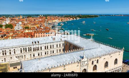 Doge's Palace oder Palazzo Ducale, Venedig, Italien. Skyline von Venedig. Luftpanorama von Venedig im Sommer. Wunderschönes Panorama von Venedig mit der Adria Stockfoto