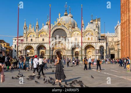 Venedig, Italien - 18. Mai 2017: Touristen laufen auf dem Markusplatz (St.) um die Markusbasilika Mark's Square). Dies ist die Hauptqua Stockfoto