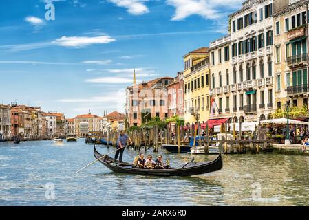 Venedig, Italien - 21. Mai 2017: Gondel mit Touristen fährt am sonnigen Tag entlang des Canal Grande. Die Gondel ist der attraktivste Touristentranspo Stockfoto