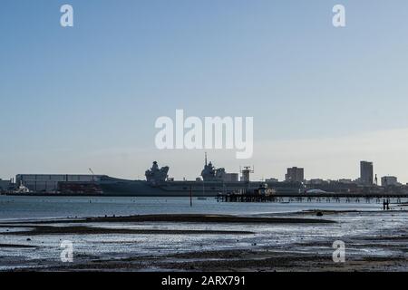 Der neue Flugzeugträger der Royal Navy, der in Portsmouth Harbour angedockt ist, der "HMS Prince of Wales", nimmt von Gosport ab Stockfoto