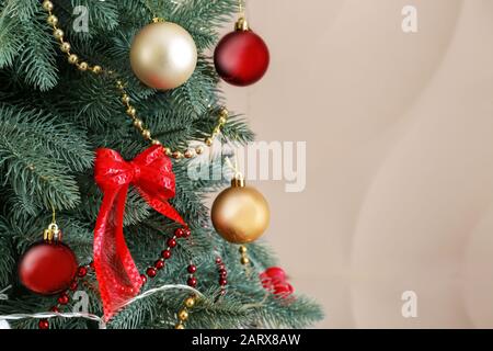 Dekorierter Weihnachtsbaum auf hellem Hintergrund, in der Nähe Stockfoto