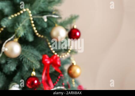 Dekorierter Weihnachtsbaum auf hellem Hintergrund, verschwommene Sicht Stockfoto