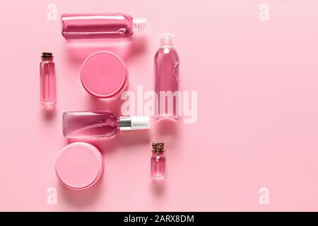 Komposition mit Kosmetik für Spa-Verfahren auf Farbhintergrund Stockfoto