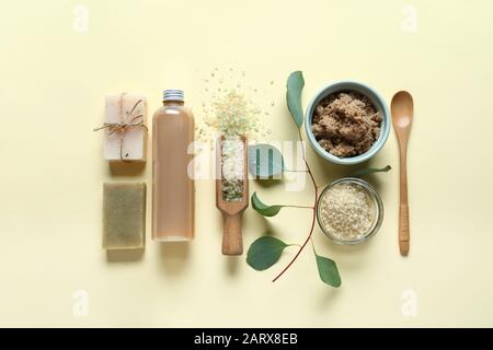 Komposition mit Kosmetik für Spa-Verfahren auf Farbhintergrund Stockfoto
