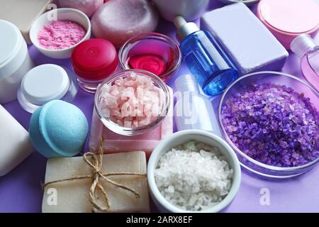 Komposition mit Kosmetik für Spa-Verfahren auf Farbhintergrund Stockfoto