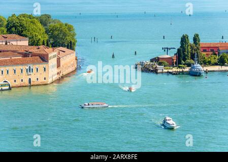 Stadt Venedig im Meer von oben, Italien. Luftaufnahme der Inseln Venedigs im Sommer. Stadtbild und Landschaft Venedigs am sonnigen Tag. Panorama o Stockfoto