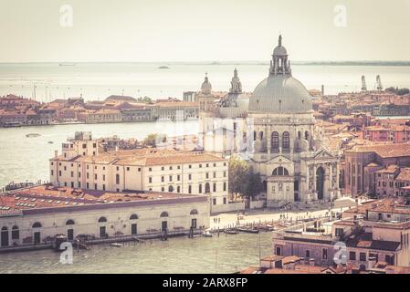 Luftbild der Marine von Venedig, Italien. Basilika Santa Maria della Salute, Canal Grande und Lagune. Skyline von Venedig. Panorama von Venedig von oben in su Stockfoto