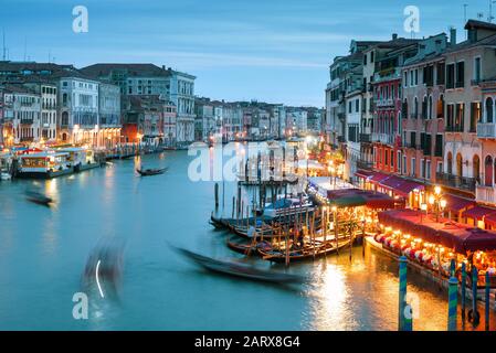 Canal Grande, mit langer Belichtung, Venedig in der Nacht, Italien. Nachtleben in Venedig. Wunderschöner Panoramablick auf die Nacht von Venedig. Romantische Wasserreise in Ven Stockfoto