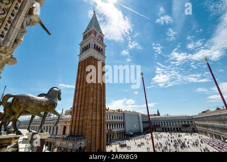 Piazza San Marco oder Markusplatz mit Campanile in Venedig, Italien. Blick von der Basilika San Marco. Dies ist der Hauptplatz von Venedig. Stockfoto