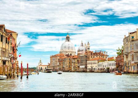 Venedig, Italien. Panoramaaussicht auf den Canal Grande mit der Basilika Santa Maria della Salute. Venedig Wahrzeichen. Stadtbild und Landschaft des sonnigen Veni Stockfoto