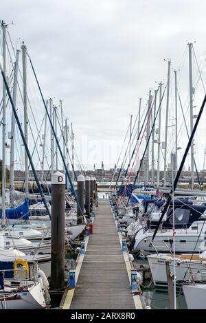 Jetting einer Marina mit Segelbooten oder Jachten angedockt, Royal Clarence Marina Gosport Stockfoto