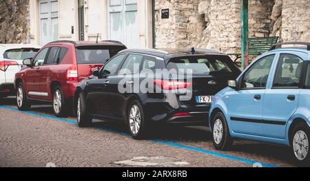 Como, Italien - 4. November 2017: Autos, die an einem Herbsttag auf blauen Plätzen in der historischen Innenstadt geparkt wurden Stockfoto