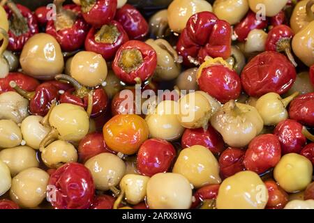 Pickelpipern nah beieinander. In rot-weißer Farbe. Stockfoto