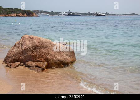 Steine am Strand Liscia Ruja auf Sardinien Stockfoto