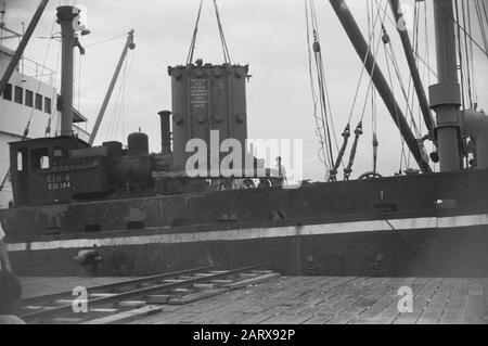 Banjoemas, Chinesische Kontrollkommission. Hafen von Tjilatjap. Waranedja Tjilatjap: Ein neuer 30.000-Volt-Transformator hängt in den Hebebühnen. Auf dem Empire Farrar wurden auch zwei Lokomotiven geliefert, die für die Staatseisenbahnen geliefert wurden Datum: 10. Oktober 1947 Standort: Indonesien, Niederländisch-Ostindien Stockfoto