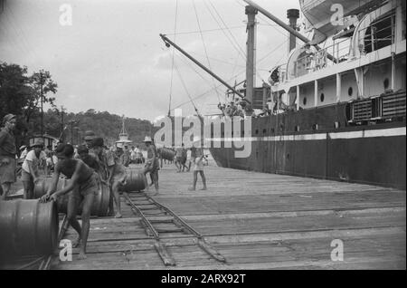 Banjoemas, Chinesische Kontrollkommission. Hafen von Tjilatjap. Waranedja Tjilatjap: Im Hafen ist die alte Aktivität zurückgekehrt. Fässer werden auf Schienen gerollt Datum: 10. Oktober 1947 Standort: Indonesien, Niederländisch-Ostindien Stockfoto