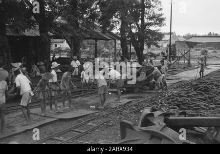 Banjoemas, Chinesische Kontrollkommission. Hafen von Tjilatjap. Waranedja Tjilatjap: Im Hafen herrscht wieder große Aktivität, nachdem der Bau mit ruhiger Hand abgewickelt wird. Ein 3500 kg schwerer Anker der KPM wird an den Steg gebracht. Datum: 10.Oktober 1947 Ort: Indonesien, Niederländisch-Ostindien Stockfoto