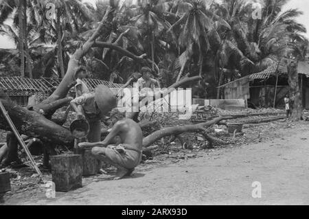 Banjoemas, Chinesische Kontrollkommission. Hafen von Tjilatjap. Waranedja Tjilatjap: Indonesien hat immer noch Spuren von Chaos und Unsicherheit in der Vergangenheit. Doch zwischen Trümmern und Straßensperren wird wieder Handel betrieben und das normale Leben hat seine Rechte zurückgewonnen. Datum: 10.Oktober 1947 Ort: Indonesien, Niederländisch-Ostindien Stockfoto