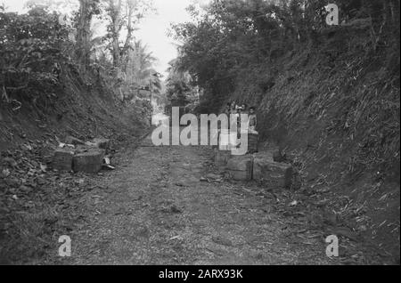 Banjoemas, Chinesische Kontrollkommission. Hafen von Tjilatjap. Waranedja Tjilatjap: Hier und da wurden sogar Packungen mit Edelkautschuk von der TNI als Straßensperre auf ihrer Flucht vor den niederländischen Truppen verwendet. Die Überreste einer solchen Barriere. Datum: 10.Oktober 1947 Ort: Indonesien, Niederländisch-Ostindien Stockfoto