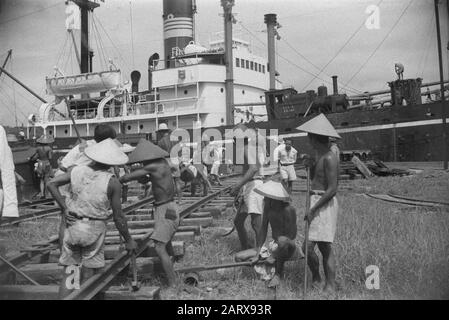 Banjoemas, Chinesische Kontrollkommission. Hafen von Tjilatjap. Waranedja Tjilatjap: Im Hafen ist die alte Aktivität zurückgekehrt. Der Bau einer speziellen Seitenlinie, mit der die beiden mit dem Empire Farrar für die Staatseisenbahnen gelieferten Lokomotiven auf die Schienen des Schiffes gestellt werden konnten. Datum: 10.Oktober 1947 Ort: Indonesien, Niederländisch-Ostindien Stockfoto