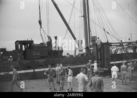 Banjoemas, Chinesische Kontrollkommission. Hafen von Tjilatjap. Waranedja Tjilatjap: Lokomotiven für die Eisenbahn, Transformatoren für die Kraftwerke, wertvolle Ladung für das erholende Indonesien. Ausgestellt ist die Lok C19 4 (SJS 104). Datum: 10.Oktober 1947 Ort: Indonesien, Niederländisch-Ostindien Stockfoto