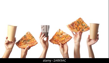 Weibliche Hände mit Papierbecher und Pizza auf weißem Hintergrund Stockfoto