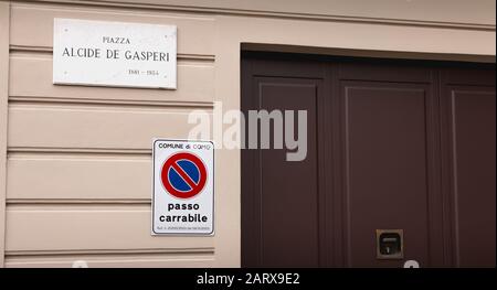 Como, Italien - 4. November 2017: Straßenschild zum Verbot des Parkens (Passo Carrabile) neben einer Garagentür auf dem Alcide de Gasperi Platz (Piazza Alcide Ga) Stockfoto