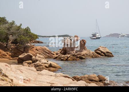 Steine am Strand Liscia Ruja auf Sardinien Stockfoto