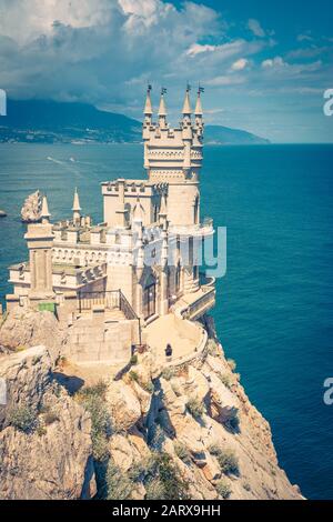 Das bekannte Schloss Swallow's Nest auf dem Felsen im Schwarzen Meer. Diese Burg ist ein Symbol der Krim. Stockfoto