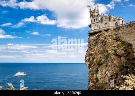 Das bekannte Schloss Swallow's Nest auf dem Felsen im Schwarzen Meer auf der Krim, Russland Stockfoto