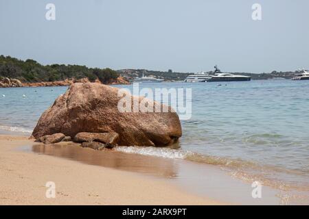 Steine am Strand Liscia Ruja auf Sardinien Stockfoto