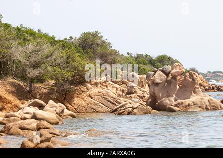 Steine am Strand Liscia Ruja auf Sardinien Stockfoto