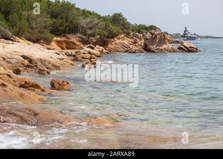 Steine am Strand Liscia Ruja auf Sardinien Stockfoto