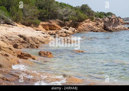 Steine am Strand Liscia Ruja auf Sardinien Stockfoto