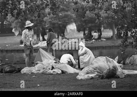 Touristen im Regen von Amsterdam, Vondelparkslaper unter Plastikdatum: 11. Juli 1973 Ort: Amsterdam, Noord-Holland Schlüsselwörter: Kunststoff, Regen, Touristen Stockfoto