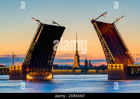 Postkarten-Blick der Schlossbrücke mit Peter und Paul Fortress - Symbol der weißen Nächte St. Petersburg, Russland. Stockfoto