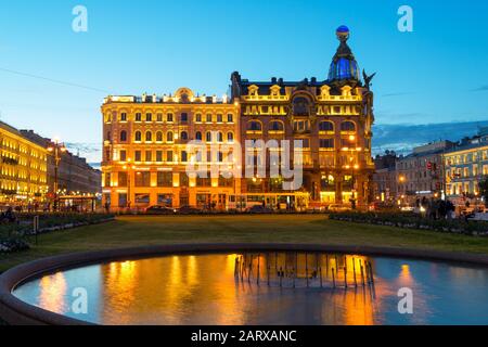 St. PETERSBURG, RUSSLAND - 13. JUNI 2014: Singer House, auch bekannt als The House of Books. Es ist ein historisches Wahrzeichen und enthält den Hauptsitz Stockfoto