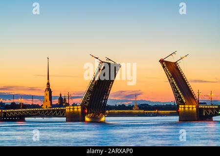 Postkarten-Blick der Schlossbrücke mit Peter und Paul Fortress - Symbol der weißen Nächte St. Petersburg, Russland. Stockfoto