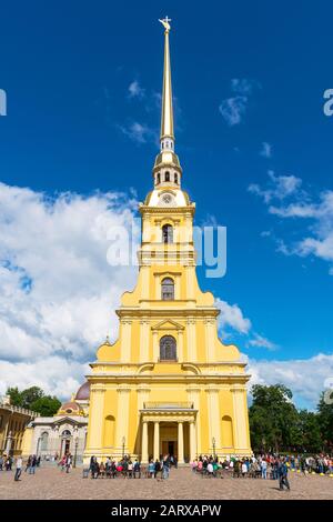 Sankt PETERSBURG, RUSSLAND - 13. JUNI 2014: Touristen besuchen die Peter-und-Paul-Kathedrale. Russische Kaiser sind hier begraben. Stockfoto