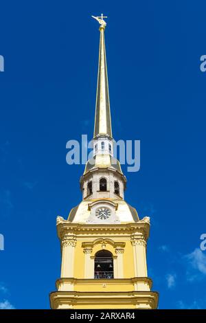 Der Kirchturm der Peter-und-Paul-Kathedrale in Sankt Petersburg, Russland Stockfoto