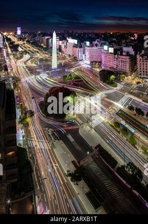 Leichte Wege auf der Avenida 9 de Julio in Buenos Aires nachts Stockfoto